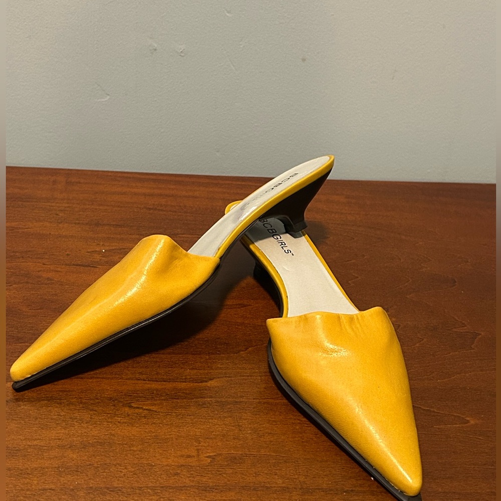 BCBGirls mustard, yellow pointy toe leather mule flat size 6B 36